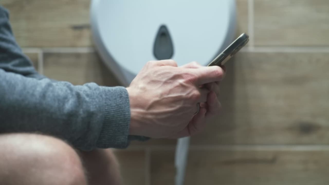¿Usas el celular mientras vas al baño? Estos son los principales riesgos a la salud