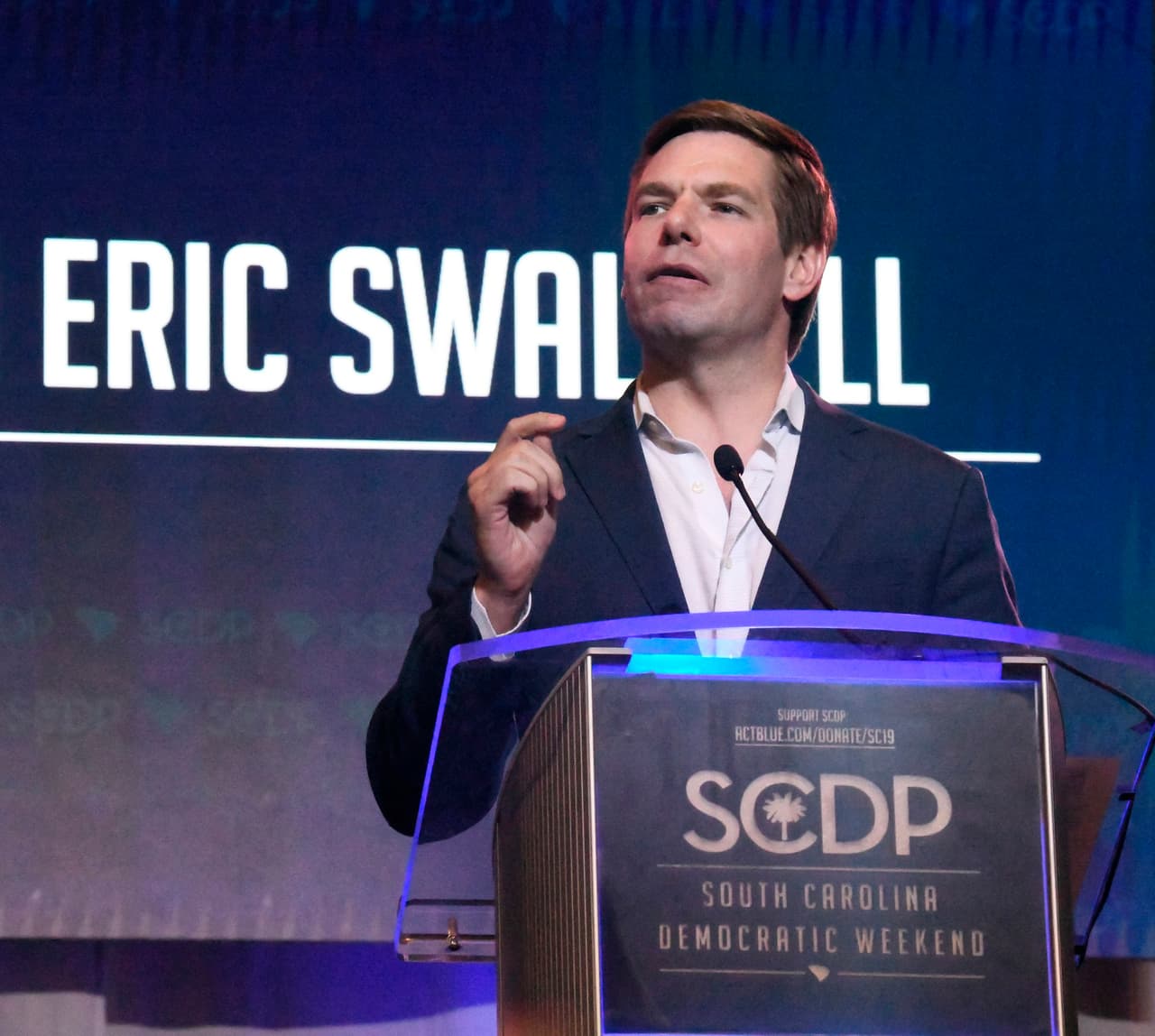 <b>Rep. Eric Swalwell</b>
<br>"La acusación es el remedio más extraordinario que la Constitución brinda al Congreso", dijo Swalwell a los periodistas. "Como ex fiscal, no me tomo esto a la ligera. Pero el Presidente continúa poniendo sus propios intereses por encima de los de Estados Unidos.