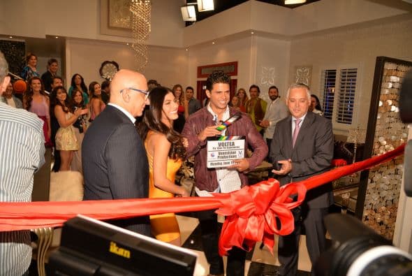 "Voltea Pa' Que Te Enamores" comenzó las grabaciones con el tradicional claquetazo. Esta nueva telenovela contará con las actuaciones de Pedro Moreno, María Elena Dávila, Cristina Bernal, Frances Ondiviela, Cecilia Gabriel, Harry Geithner, Fernando Carrera, Roberto Matheus, Victor Cámara, Lupita Ferrer, Eduardo Serrano, William Valdez, Nastasha Dominguez, Maite Embil, Adrian Di Monti, Mariet Rodriguez, Mijail Mulkay, Ariel López Padilla, Mauricio Mejías, y Alfredo Huereca.