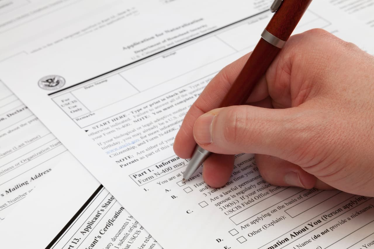 <b>4. Falta de pago o errores en el pago de las tarifas</b>
<br>La solicitud de ciudadanía requiere el pago de una tarifa de procesamiento. Un error común es no incluir el pago, enviar una cantidad incorrecta o utilizar un método de pago no aceptado por el USCIS.
<br>
<br>
<b>Cómo evitarlo:</b> Verifica la tarifa actual en el sitio web del USCIS, ya que puede cambiar. Asegúrate de seguir las instrucciones sobre cómo realizar el pago, que puede ser con cheque personal, giro postal o pago en línea con tarjeta de crédito. Si el pago es rechazado, el USCIS devolverá la solicitud, y deberás reenviarla con la tarifa correcta.