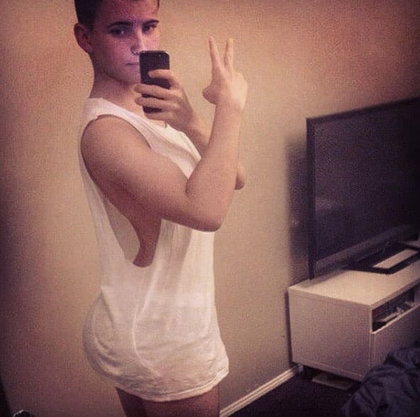 Desde hace un par de años, el joven se ha sometido a varias operaciones estéticas para aumentar el volumen de su trasero.