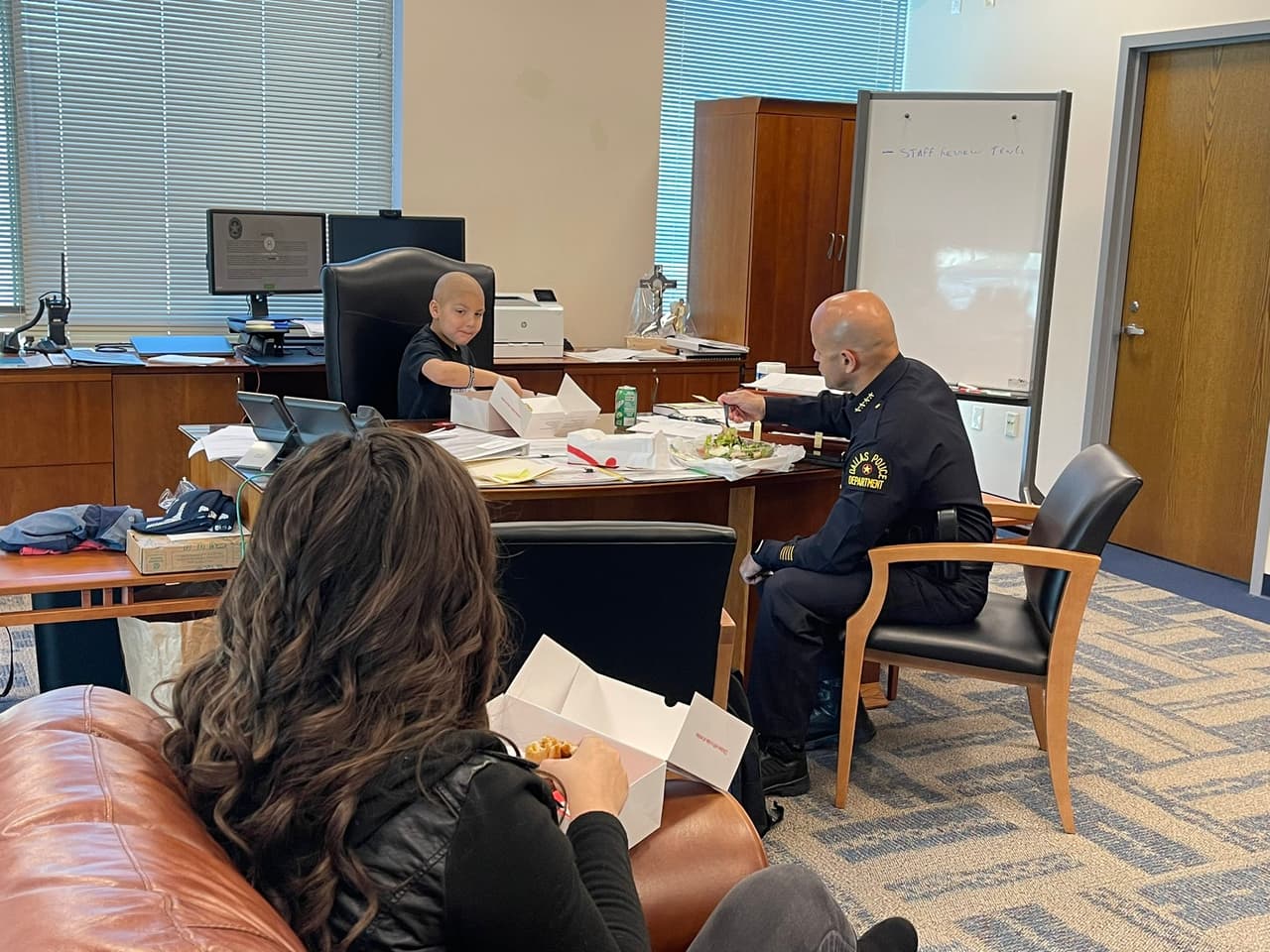 Y compartió el almuerzo con Eddie García, Jefe de la Policía de Dallas.