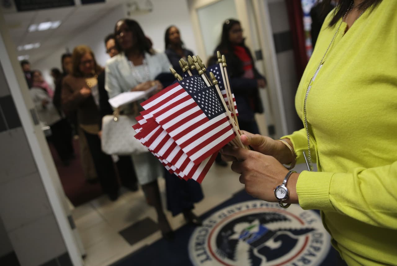 Según 
<a href="https://www.univision.com/local/miami-wltv/la-proxima-semana-entra-en-vigencia-la-regla-de-carga-publica-le-pueden-negar-la-residencia-en-eeuu">la nueva regla del Servicio de Ciudadanía e Inmigración de Estados Unidos</a> (USCIS) las asistencias y beneficios que hacen de una persona una “carga pública” son: la asistencia alimentaria, el programa para viviendas ‘Sección 8’, el Medicaid financiado por el gobierno federal (teniendo en cuenta algunas excepciones) y las asistencias financieras otorgadas por alguna entidad federal. 
<br>