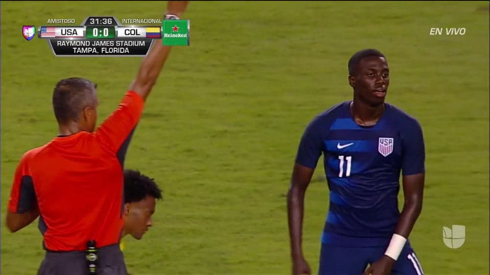 Tarjeta amarilla. El árbitro amonesta a Timothy Weah de USA