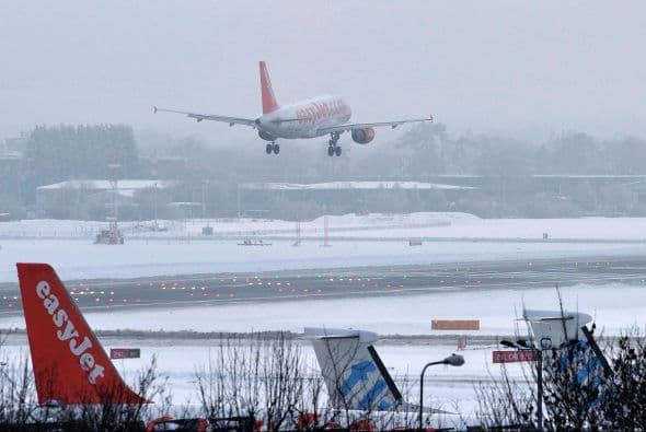 Las autoridades mantienen la alerta naranja (que advierte de que solo se tome transporte público si es necesario) debido al mal tiempo hasta las 21.00 GMT de este viernes en el oeste y sur de Inglaterra y también en Gales e Irlanda del Norte.