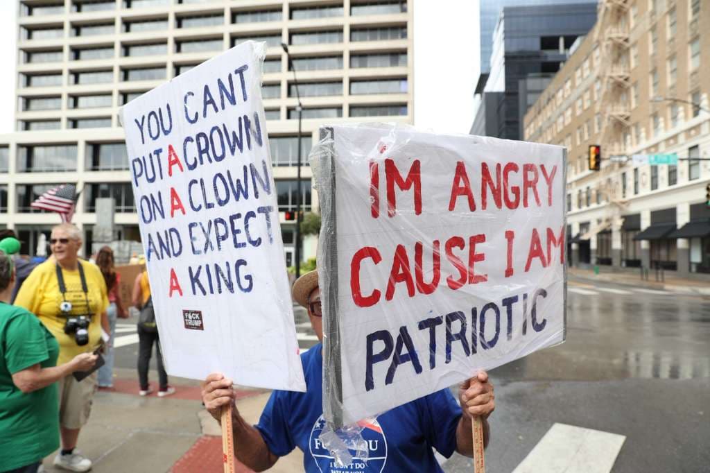 En Dallas, muchas de las personas que se manifestaron se autodenominaban "patrióticos" y decían que salían a "defender su democracia".