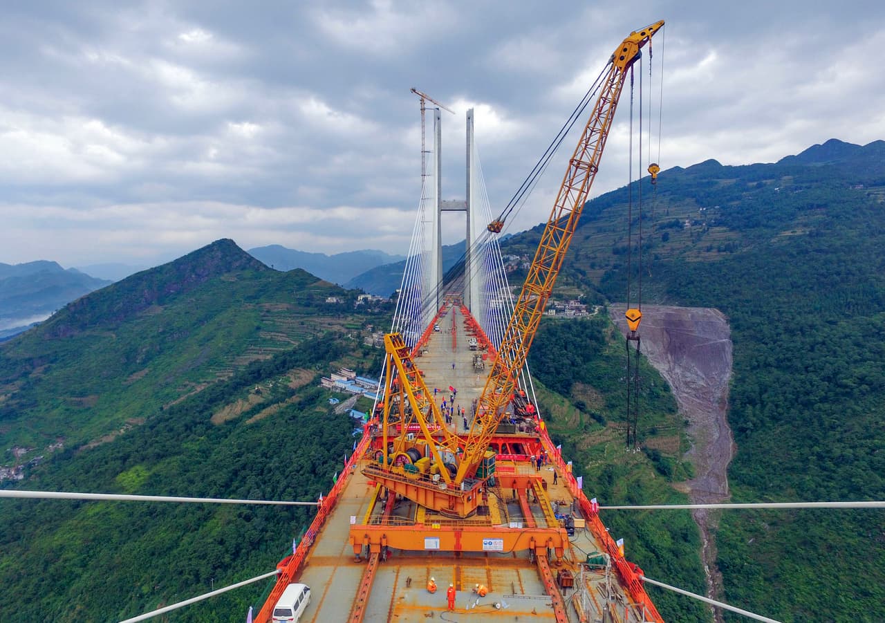 Según la Televisora Central de China, el puente Beipanjiang tiene una altura de 1,854 pies (570 metros), equivalente a un edificio de 200 plantas. Es el puente más alto del mundo por la distancia vertical que hay desde la cubierta hasta la superficie del agua bajo su arco.