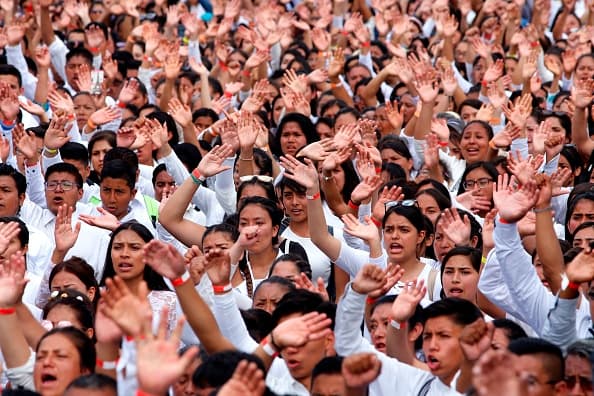 "Ni las adversidades más terribles que sobrevengan, los sufrimientos más agudos que se experimentan, ni todas las angustias que nos aplican, nada podrá cambiar la alegría del interior", afirmó 
<a href="https://www.univision.com/local/sacramento-kuvs/niegan-derecho-a-fianza-al-lider-de-la-luz-del-mundo-naason-joaquin-garcia-video">Naasón Joaquín García</a>, en un mensaje desde la cárcel el viernes pasado. 
<br>