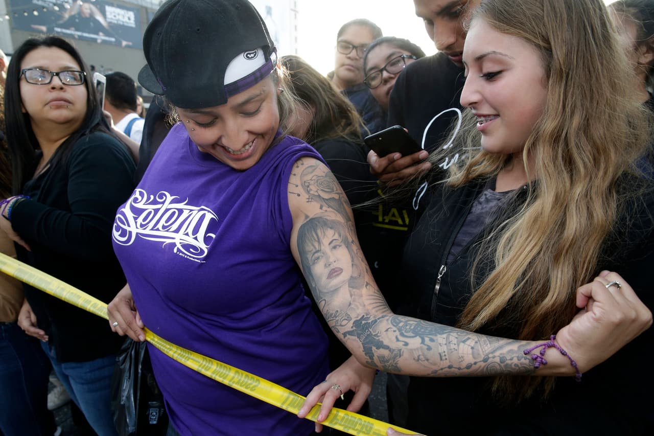 El amor de los fans por Selena Quintanilla no tiene límites, como lo demuestra esta chica, quien lleva tatuado el rostro de la cantante mexicoamericana en su brazo, y lo muestra con orgullo.