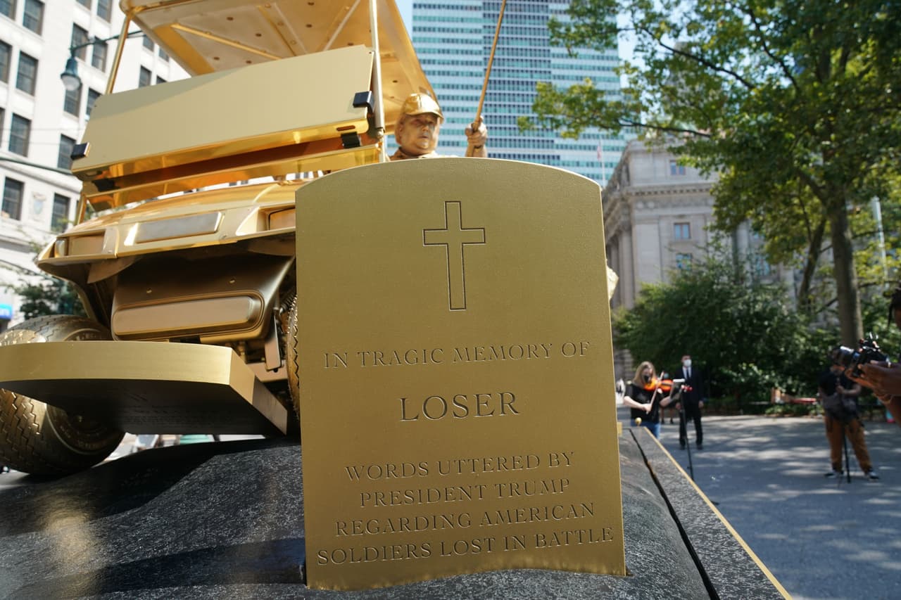 Mientras tanto, corresponsales y presentadores de Fox News aparecen empujando su carro de golf desde la parte trasera.