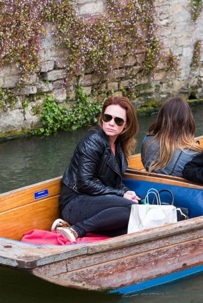Victoria viajó junto a su hermana y la pequeña Harper.