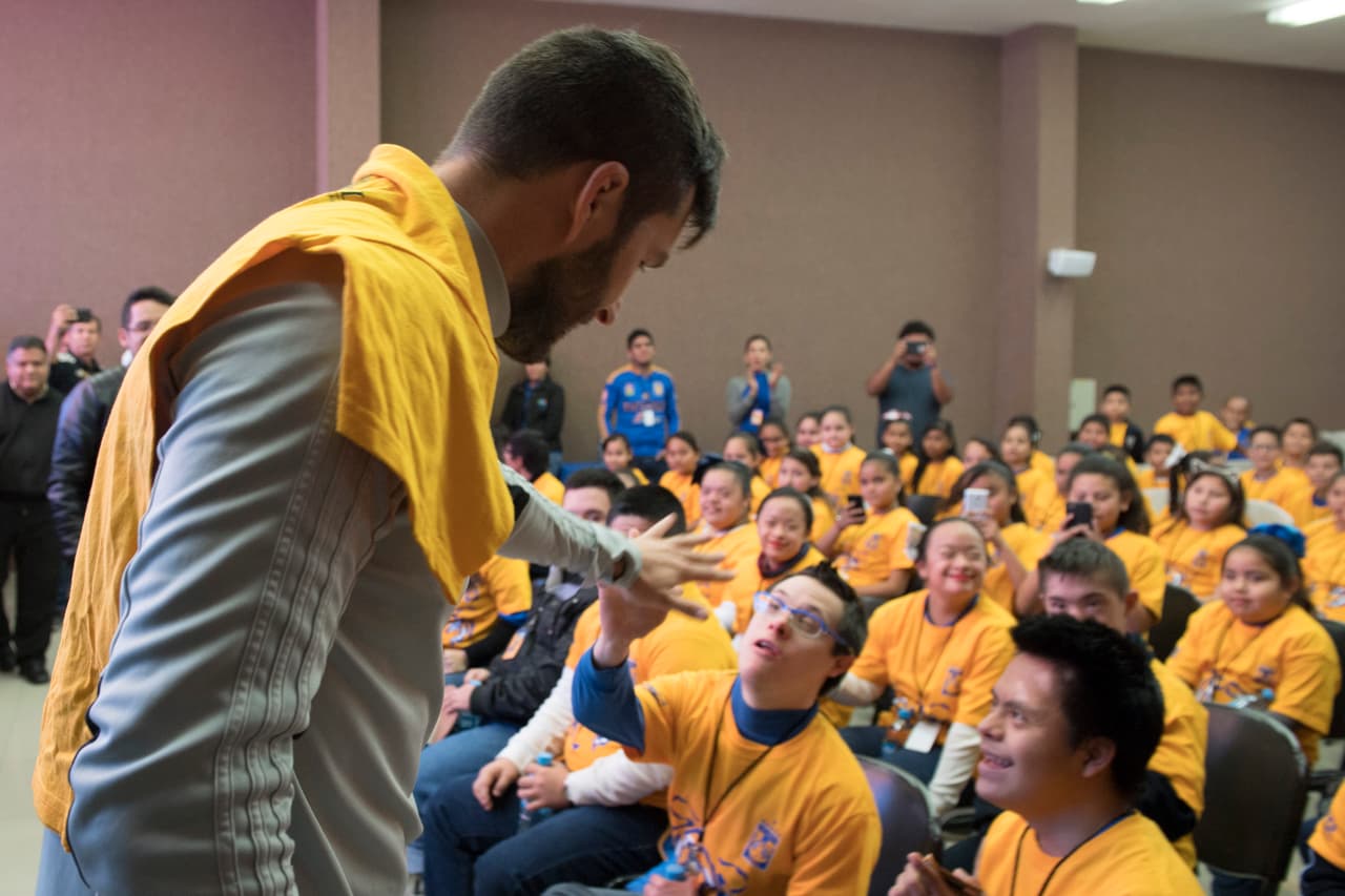 El francés Andre-Pierre Gignac y el colombiano Francisco Meza, ambos lesionados, compartieron con fanáticos de Tigres UANL en Nuevo León, previo al partido del equipo contra Chivas de Guadalajara.