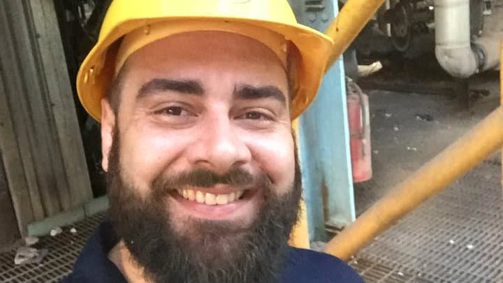 El funcionario que da el parte diario de electricidad en Puerto Rico se convierte en un fenómeno en Facebook