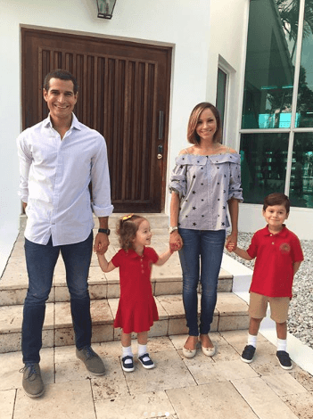 Nuestra conductora siente un gran apoyo de parte de su hermano, Rolando, y después de verlos nuevamente llevando a los niños al primer día de escuela creemos que ya están haciendo de ello toda una tradición familiar.