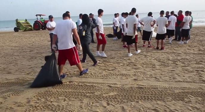 Pese al llamado de disfrutar la noche pero concientes de que las playas hay que mantenerlas limpias, balnearios como Isla Verde acabaron llenos de basura.