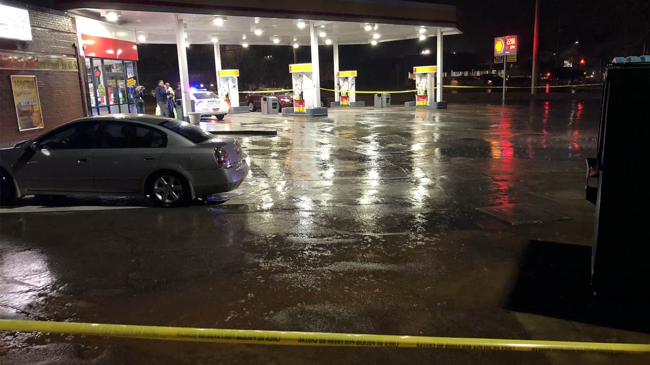 Un joven que fue herido de bala en una gasolinera la noche de este miércoles fue encontrado muerto dentro de un vehículo a poca distancia del establecimiento en el condado de Gwinnett.