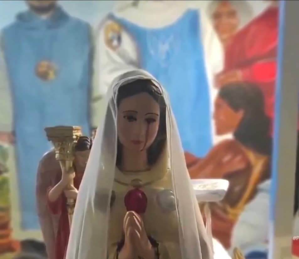 Ahora, el párroco espera los resultados de un importante laboratorio el cual analiza la sustancia que ha manchado el rostro de la figura. 
<br>