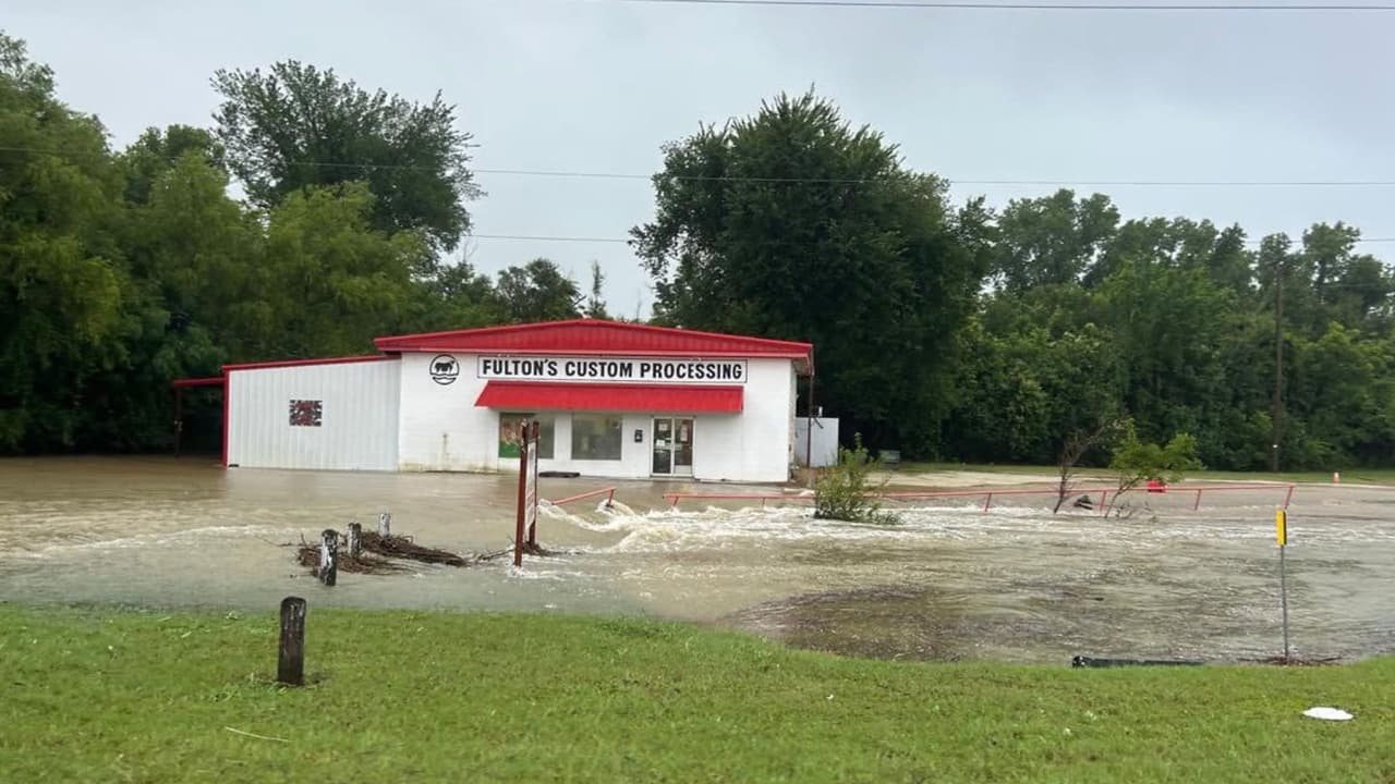 Las inundaciones también afectaron propiedades comerciales en distintas zonas del centro de Texas. Algunos negocios quedaron rodeados por el agua y registraron daños.