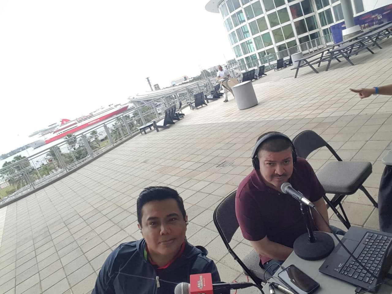 Y, por supuesto, no podía faltar el Caraturky quien ya tenía su atuendo para la alfombra.