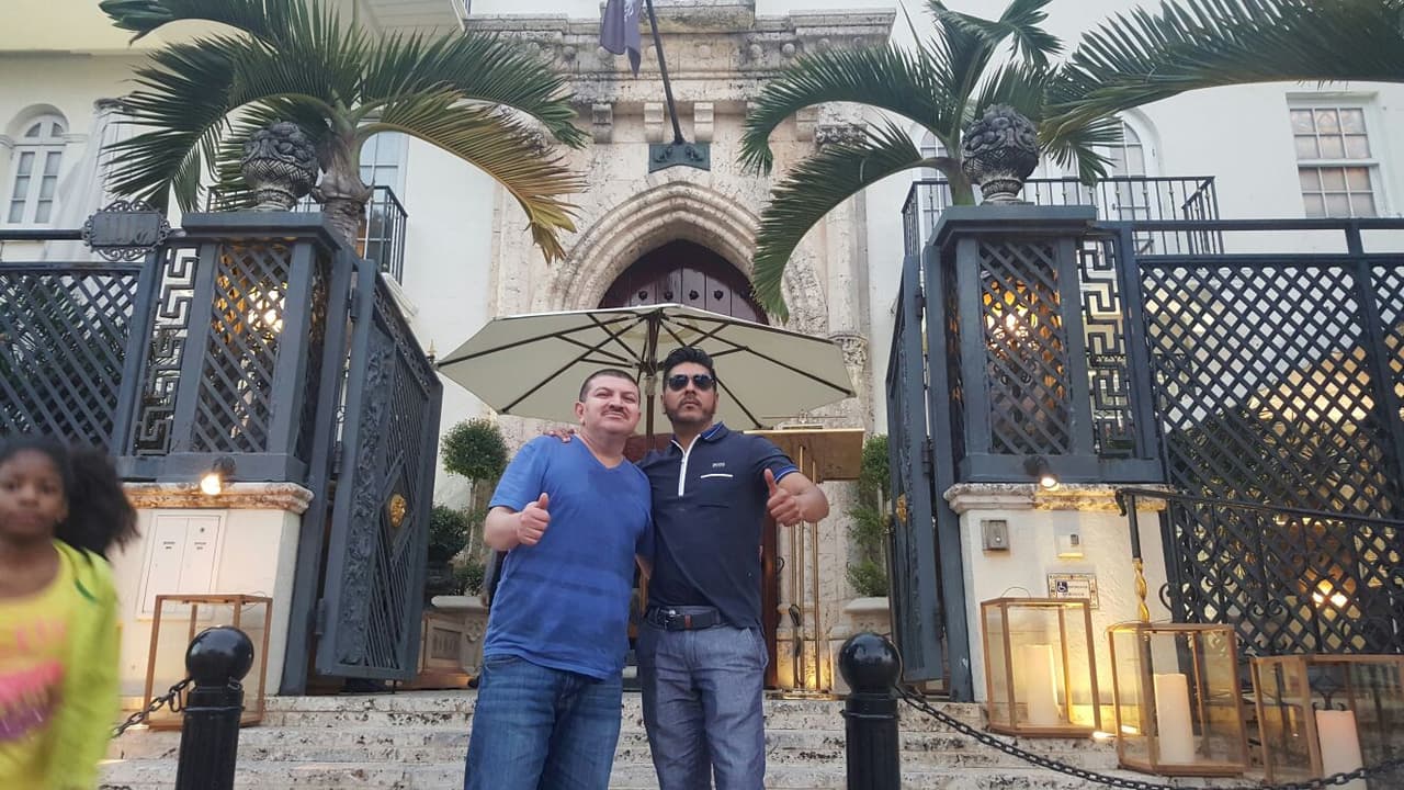 Caraturky y Rolis también visitaron la casa donde mataron a Versace.