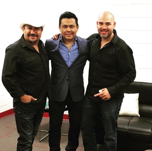 Junto a El Feo y el Bueno, Raúl presentó el Premio a la Música Norteña.