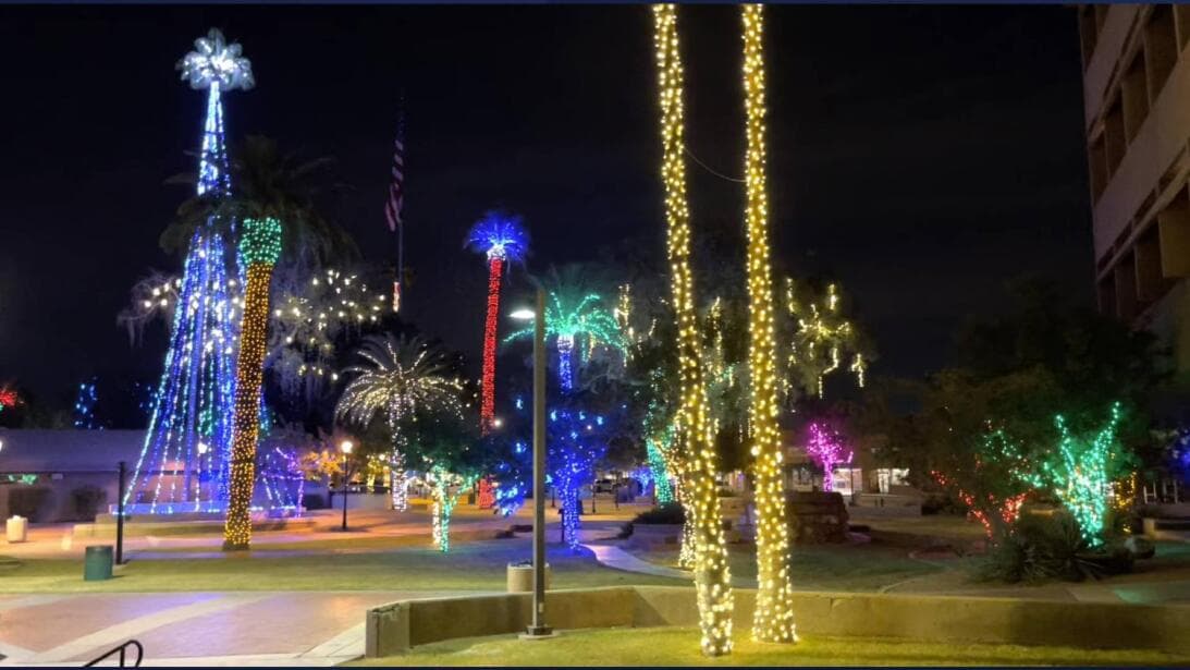 <b><a href="https://www.univision.com/local/arizona-ktvw/murphy-park-glendale-arizona-ofrece-un-espectaculo-de-luces-navidenas-fotos">“Murphy Park Lights” un nuevo evento de luces navideñas</a>: </b>Aunque el festival anual de Glendale Glitters no se llevará a cabo este año, la ciudad tendrá una variedad de eventos gratuitos que traerán alegría navideña, como “Murphy Park Lights”. Las luces estarán encendidas todas las noches de 5 pm a 10 pm hasta el 9 de enero de 2022. “Murphy Park Lights” toma lugar en centro de Glendale en la cuadra
<b><a href="https://goo.gl/maps/6XSDNX7nRExdJENz9" target="_blank">5850 al Oeste de la Avenida Glendale.</a></b> Para ver el calendario de eventos, haga
<b><a href="https://www.glendaleaz.com/play/special_events___festivals/special_events/events/downtown_in_december" target="_blank">clic aquí.</a></b>