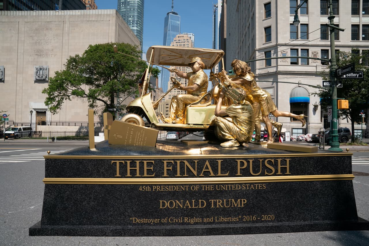 La ciudad de Nueva York ya cuenta con una nueva y polémica estatua del expresidente Donald Trump
