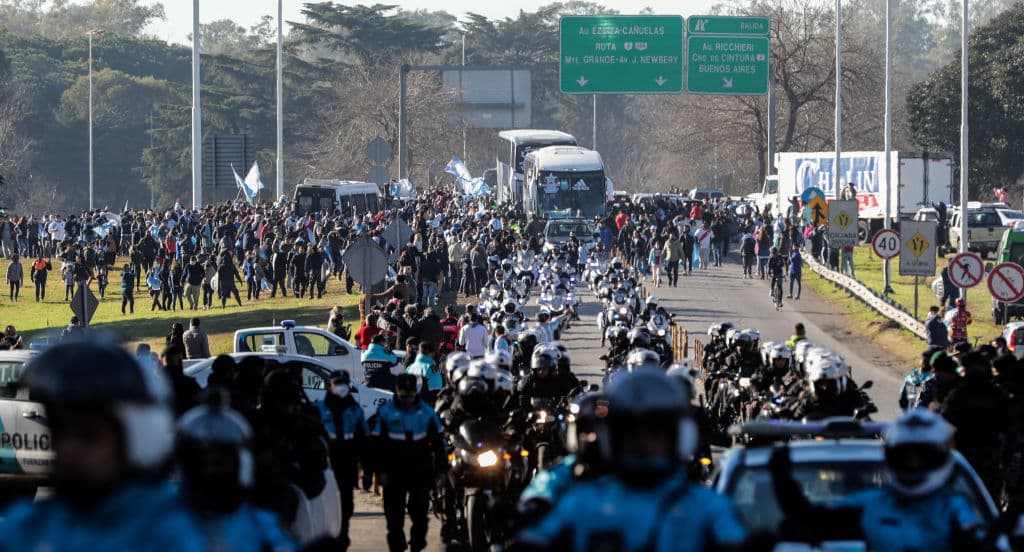 Pese a las restricciones por pandemia, fanáticos llenaron las calles para saludarlos.