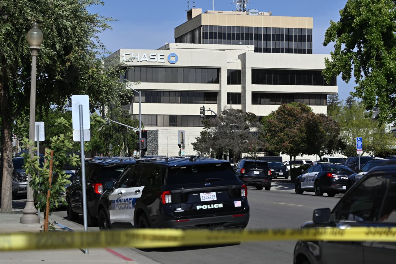 Las fuerzas del orden respondieron después de que un hombre se atrincherara dentro de un banco el martes 2 de junio de 2026 en Bakersfield, California. (Foto AP/David Dennis)
<br>