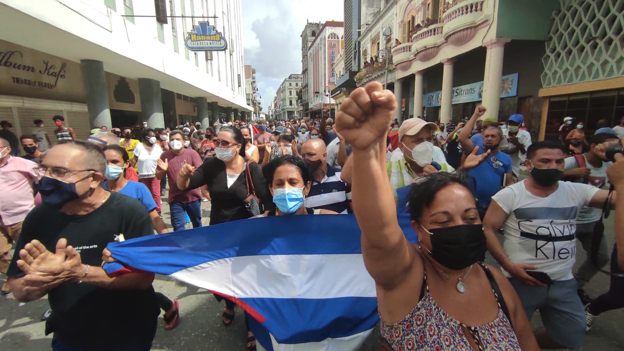 De acuerdo con el sitio web 
<a href="https://www.14ymedio.com/" target="_blank">14ymedio</a> se reportan protestas en La Habana, Artemisa, Mayabeque, Matanzas, Cienfuegos y Santiago de Cuba, con miles de personas permaneciendo en las calles. 
<br>