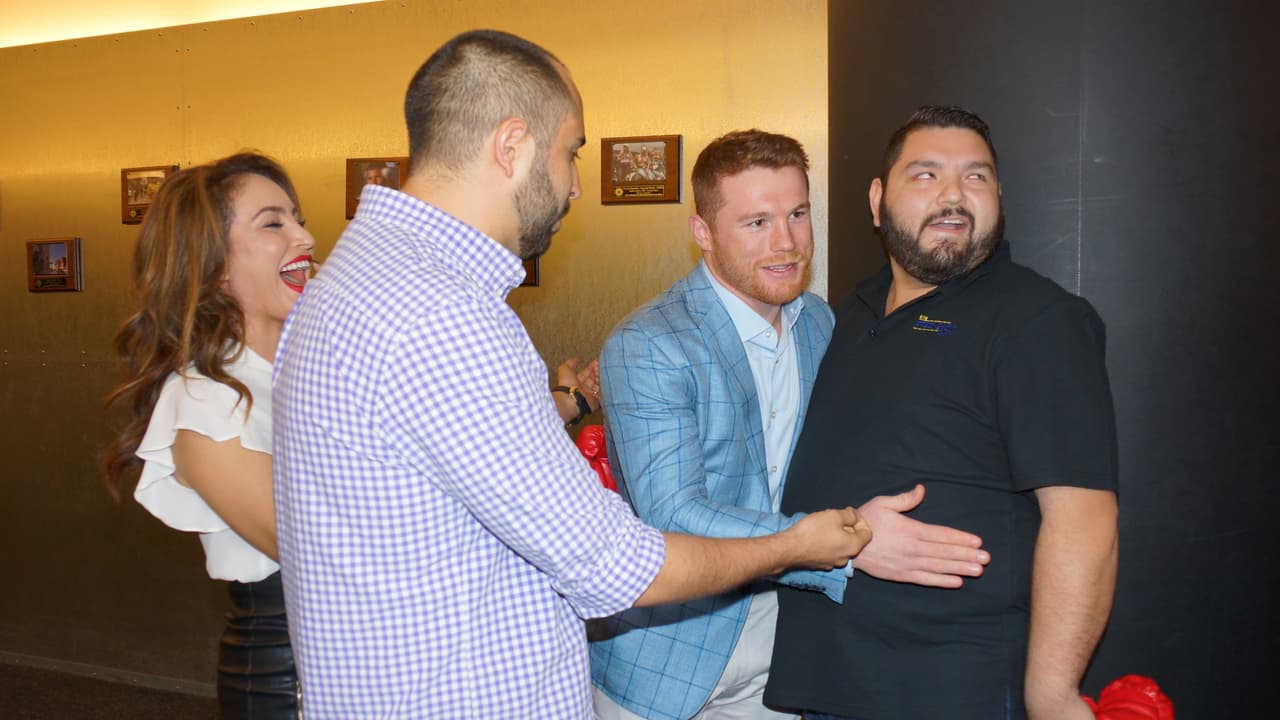 Pero 
<a href="http://www.instagram.com/eltambochi/">El Tambochi</a> también quería abrazo y Saúl se lo complació muy amablemente.