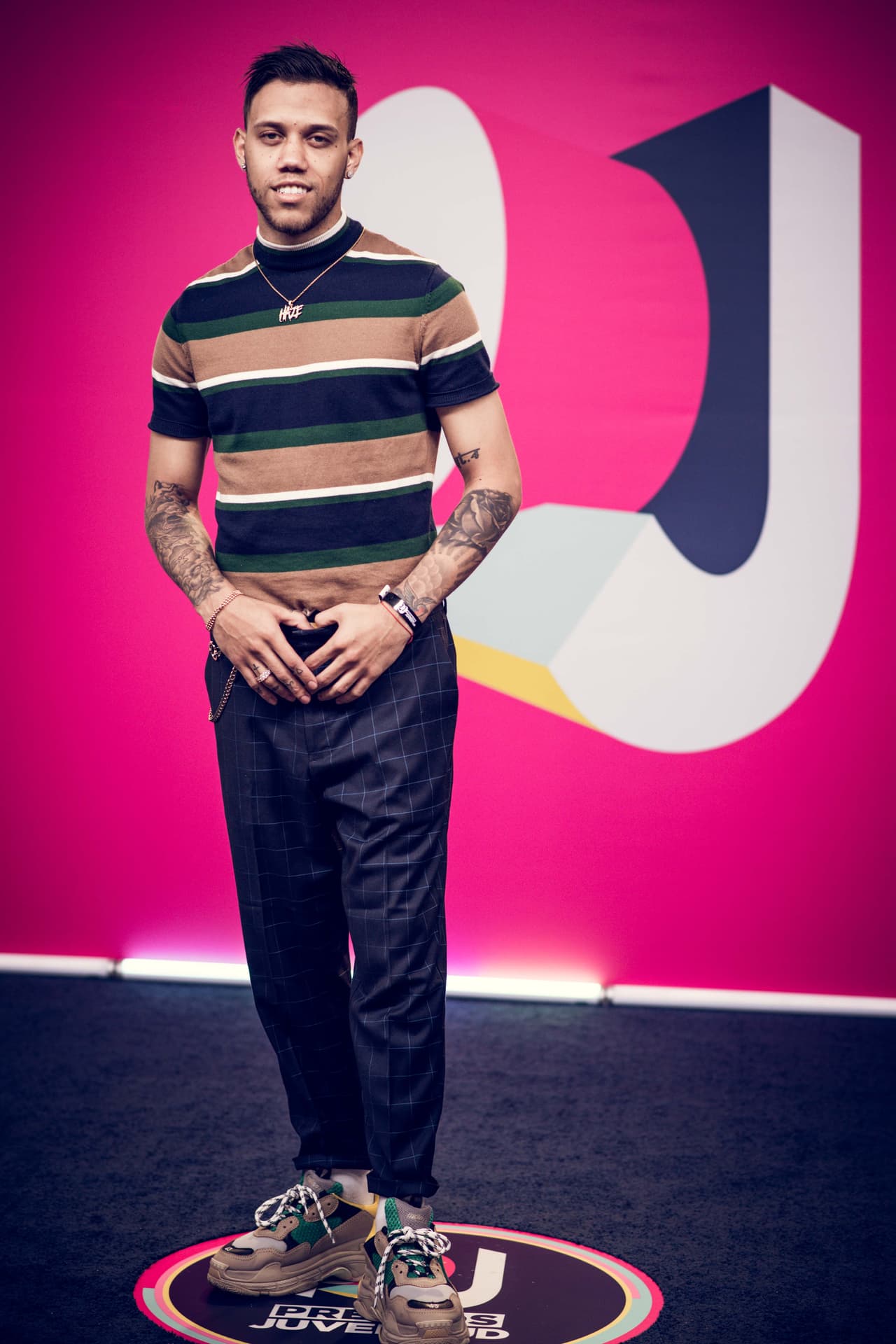 El cantante Jhay Cortez llegó a los Premios Juventud mostrando que los sneakers son el toque más hot para llevar un outfit a otro nivel. 
<br>