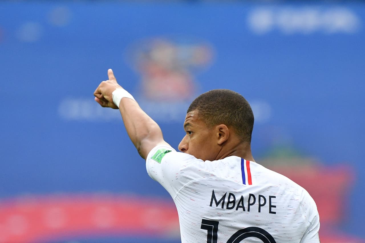 En la segunda mitad comenzó a rotarse entre la banda izquierda y la derecha, desacomodando a los defensores. De hecho, el primer tiro de esquina llegó por un desborde suyo.