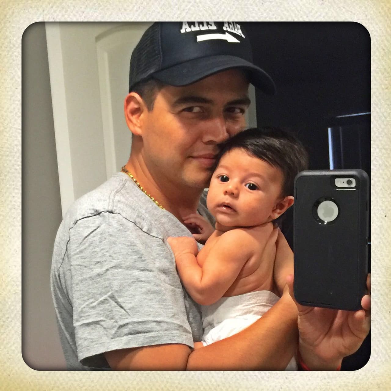 Aún no cumple los tres meses y ya está empezando a manipular a sus papás.