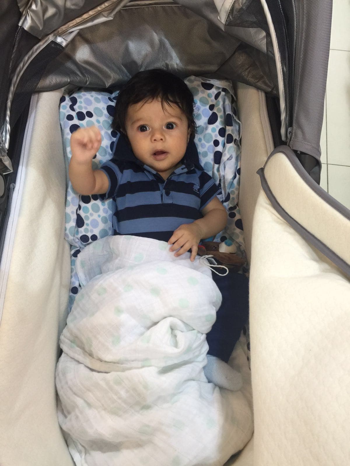 Además de ser bello y simpático, Joshua es un bebé muy curioso.