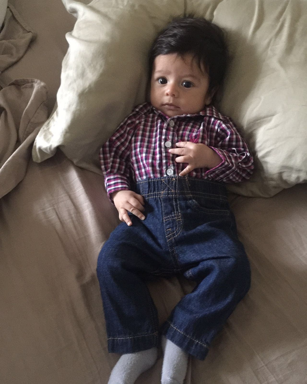 Este pequeño caballerito cumplirá tres meses el próximo 29 de abril. Aquí lo vemos guapísimo usando sus primeros jeans.