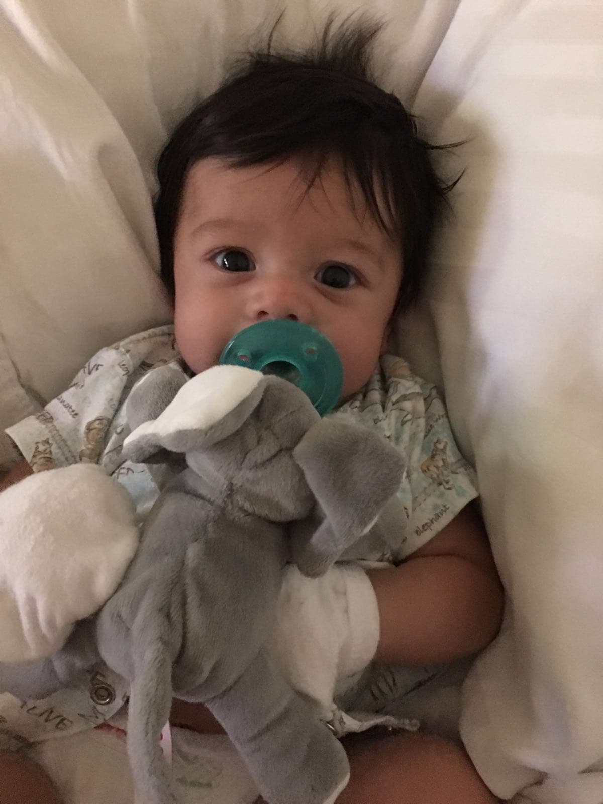 Joshua es un bebé encantador y tiene a su papi de cabeza.