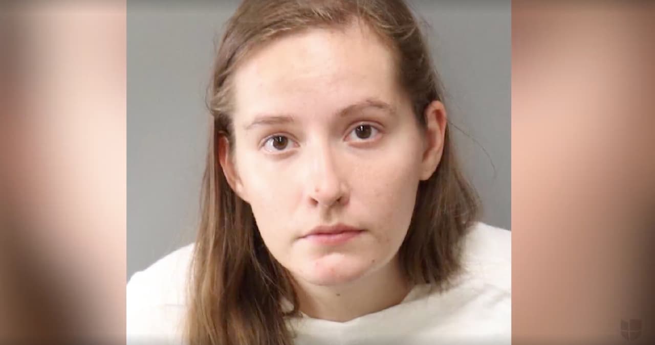 Arrestan a maestra sustituta por presunto abuso sexual contra menor