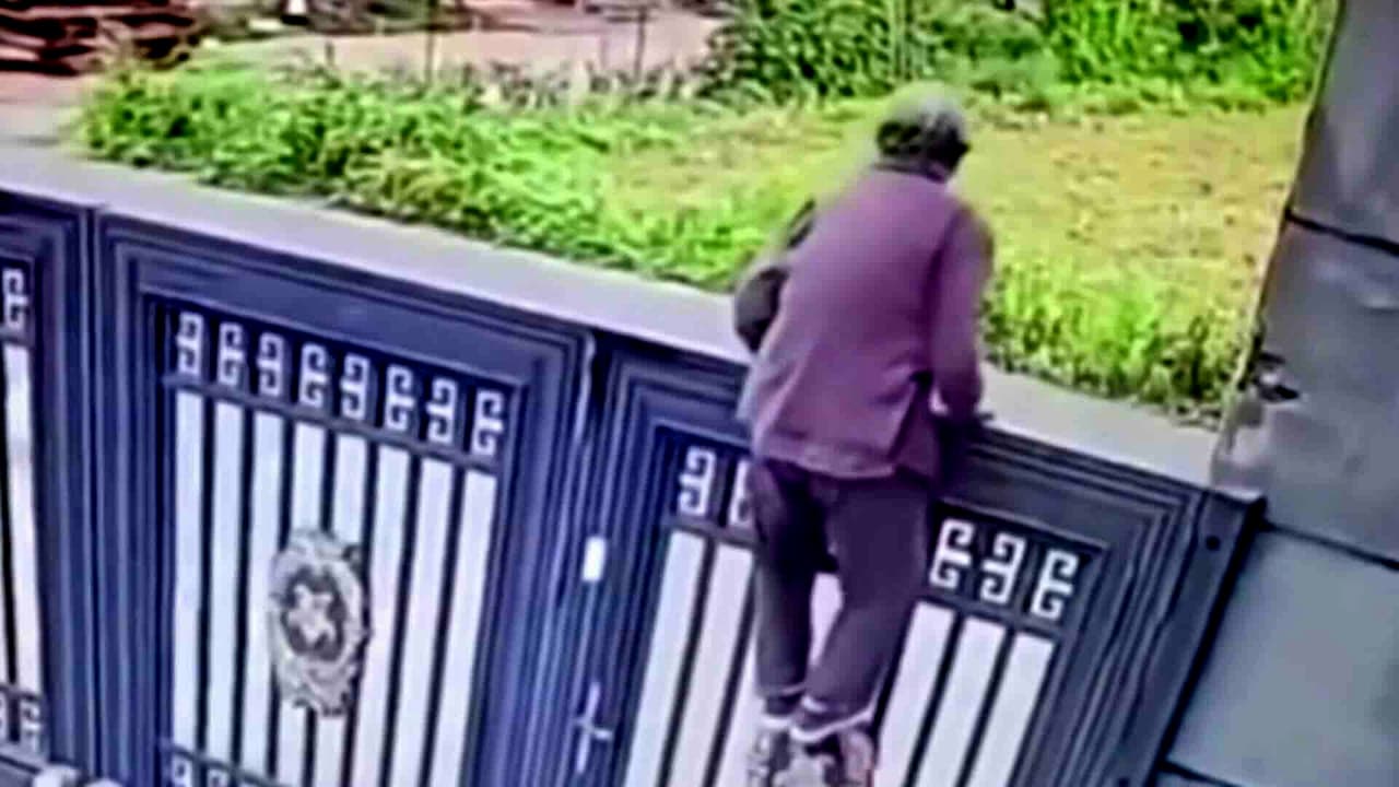 Mujer de 92 años escapa de asilo en China escalando reja de casi 7 pies