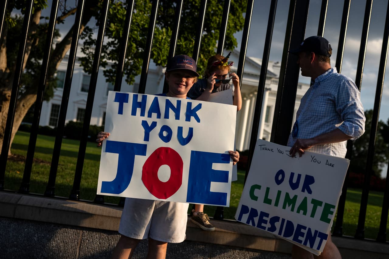 Los alrededores de la Casa Blanca se llenan de mensajes a Joe Biden y Kamala Harris