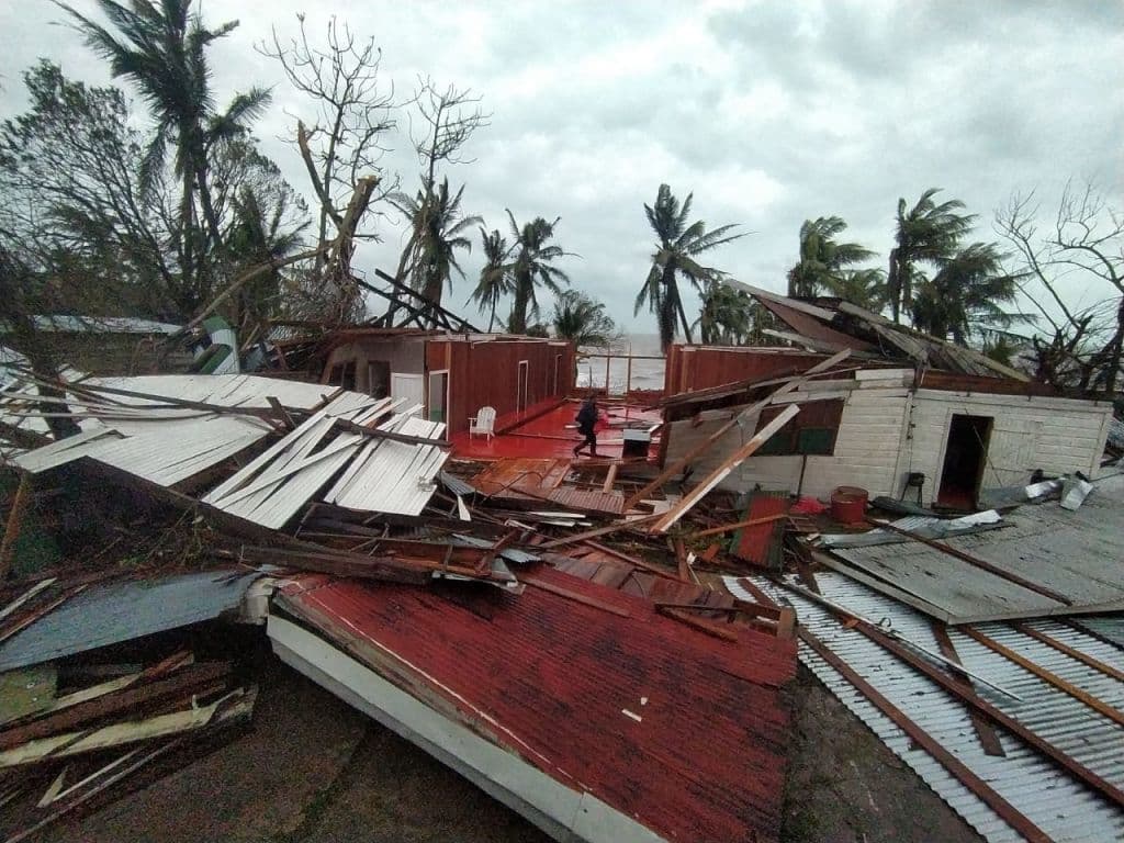 Iota causa al menos 10 muertos, miles de damnificados, grandes inundaciones y destrozos a su paso por Centroamérica