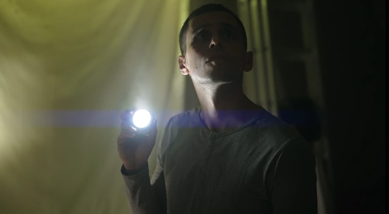 Tenga una linterna, o “flashlight”, con baterías adicionales. Recomiendan que eviten usar velas por el riesgo de incendios que pueden presentar. 
<br>