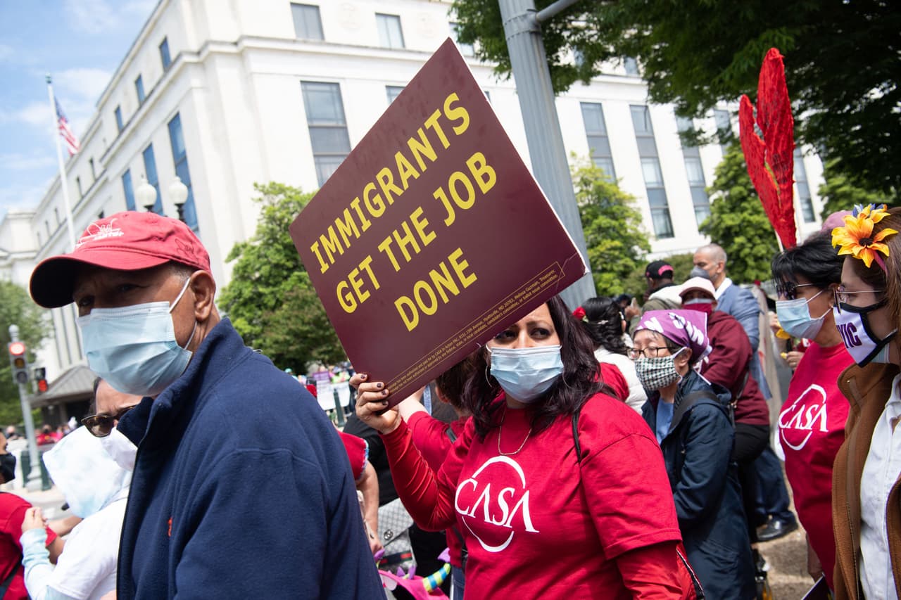 Activistas protestan en el Capitolio en Washington, D.C., para llamar la atención sobre los derechos laborales de los trabajadores inmigrantes, el 12 de mayo de 2021.