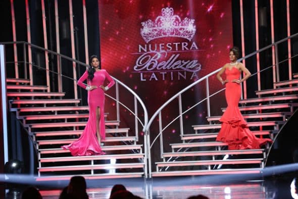 La gala arrancó con un homenaje a Selena. Las chicas se lucieron como nunca en unos retos que fueron diseñados para cada una de ellas. Mariana tuvo su propio show junto a Carlos Calderón, Francisca se robó el show con su personaje de Mela la Melaza, Clarissa se llevó senda ovación gracias a su merengue, Catherine imitó a JLo y Nathalia interpretó a Catalina Creel junto al actor Sebastián Ligarde. La hondureña Nathalia Casco ha demostrado ser imbatible en esta temporada de Nuestra Belleza Latina. Y es que al parecer no hay quien la baje del trono de la belleza. ¡Hasta a su BFF, Geisha, sacó de la competencia!