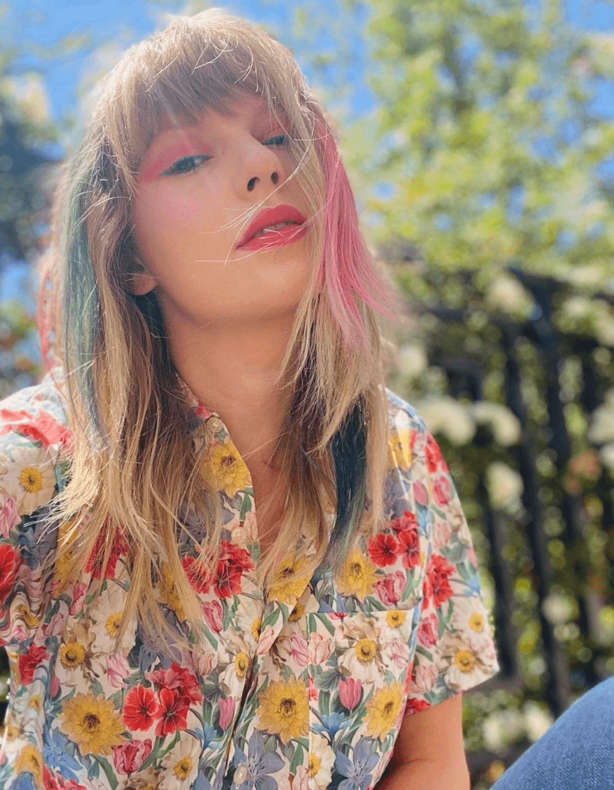 Iniciamos esta ronda con la estrella del pop Taylor Swift, la cantante se caracteriza por ser apasionada a la moda, podemos verla con una camisa manga corta blanca y flores de diferentes tipos. Lo particular es que las casas de lujo han propuesto que no es necesario llevar un patrón de estilo o un solo estilo de flor.