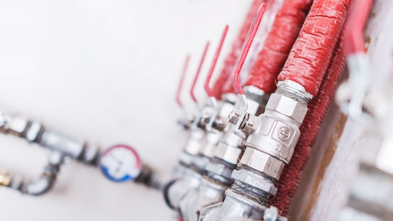 <b>Aisla las tuberias: </b> Aísla las tuberías en el semisótano y ático de tu vivienda, incluso si vives en un clima donde la congelación no es común.