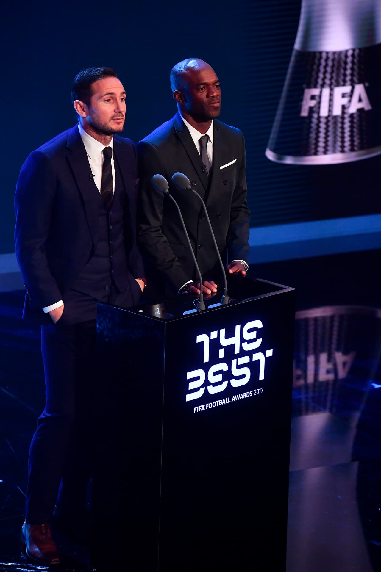 Frank Lampard, exfutbolista inglés, y David Suazo, exfutbolista hondureño, fueron quienes entregaron el premio al 11 Mundial FIFA FIFPro.