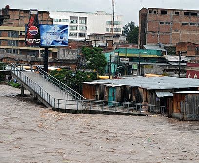 Toneladas de basura. La principal causa para el desborde del río Michatoya fueron las basuras acumuladas en sus riberas en las cercanías del Lago de Amatitlán. Botellas, escombros, plásticos, latas, maderas, ladrillos, envases de todo tipo, desperdicios, restos de automóviles y bicicletas... Guatemala tiene poca conciencia del cuidado del planeta y eso la hace más vulnerable a este tipo de tragedias.