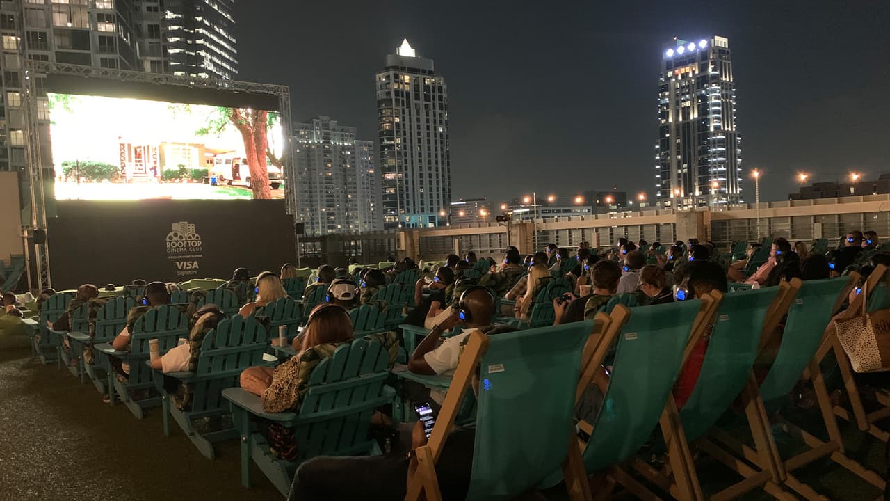 El cine está ubicado en lo alto del complejo comercial 
<a href="https://www.google.com/maps/place/1+BLVD+Place/@29.7471008,-95.4638357,17z/data=!3m1!4b1!4m5!3m4!1s0x8640c14184bf2f3f:0x3abbbecaae777ba!8m2!3d29.7471028!4d-95.461582?hl=en" target="_blank">BLVD Place. </a>