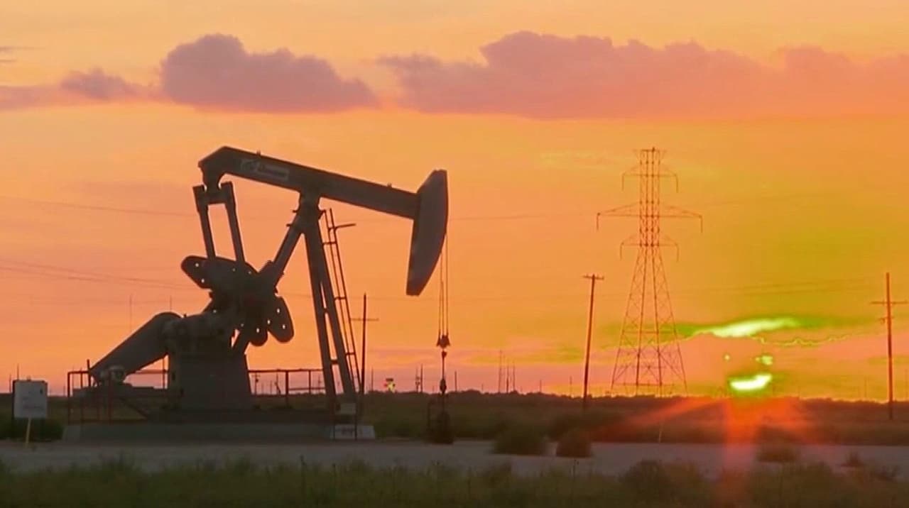 ¿Por qué hay volatilidad de los precios de la gasolina? Barril de petróleo oscila en los $100 y $120